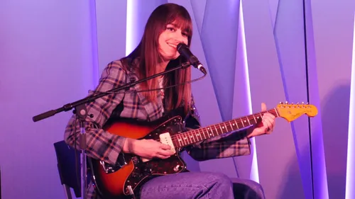 Clara Luciani : "Si je prenais la grosse tête, ma mère me filerait...